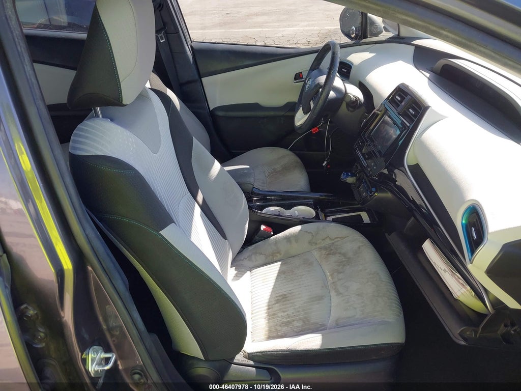2017 Toyota Prius Three photo 5