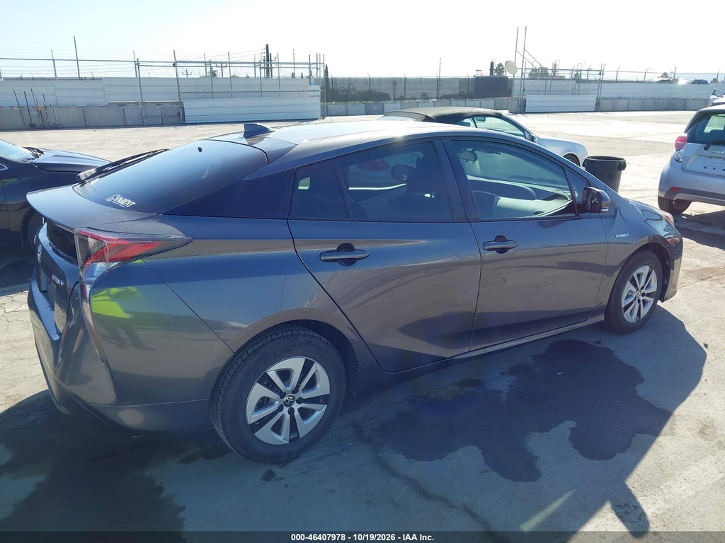 2017 Toyota Prius Three photo 6