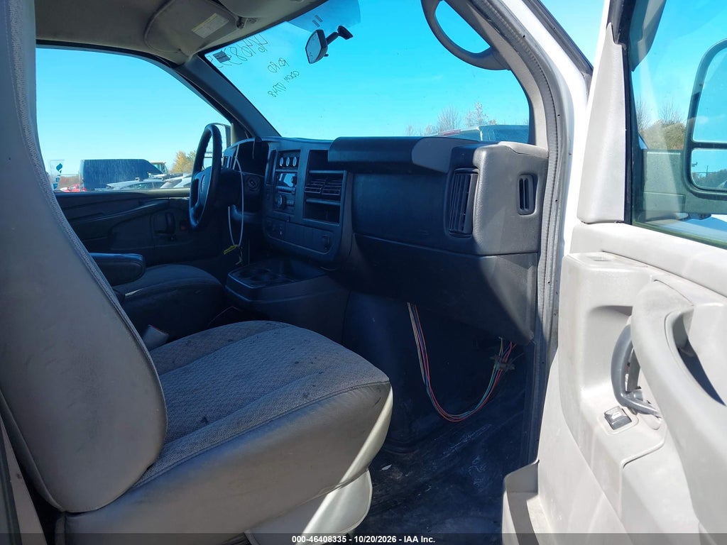 2014 GMC Savana 2500 Work Van photo 5