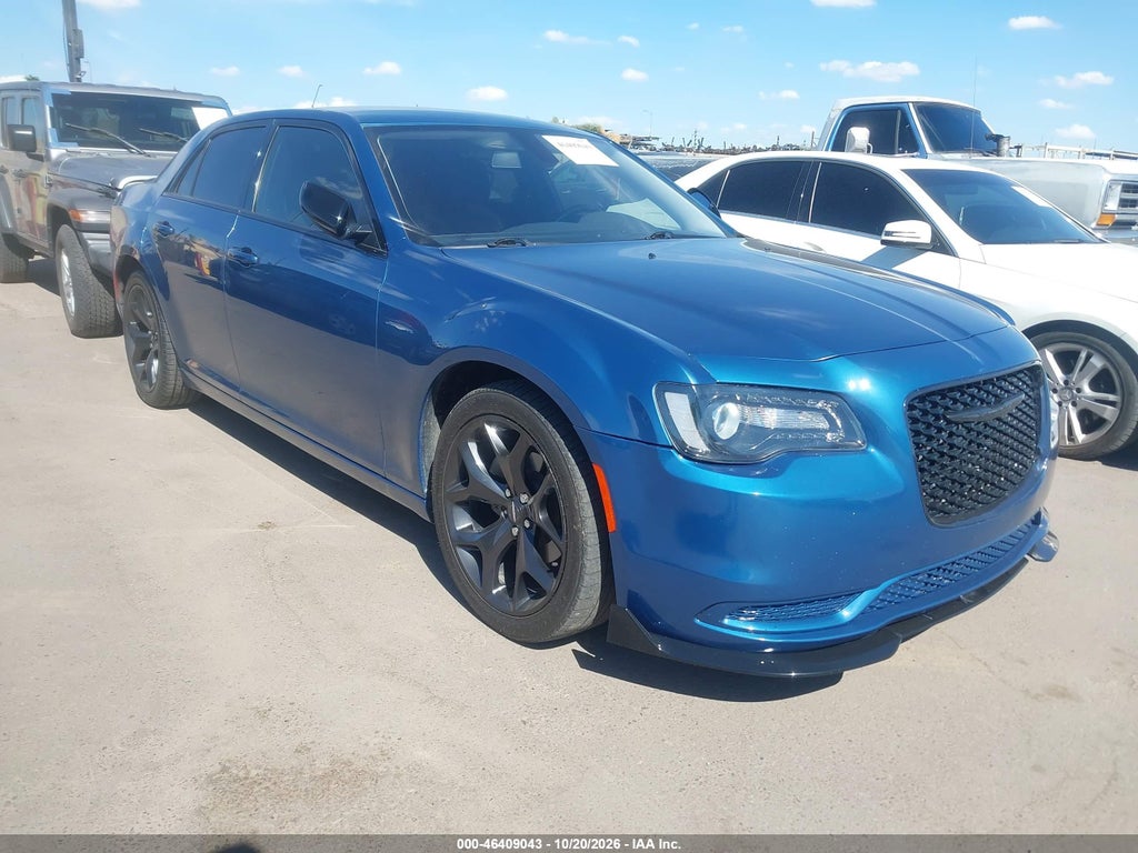 2021 Chrysler 300 Touring photo 1