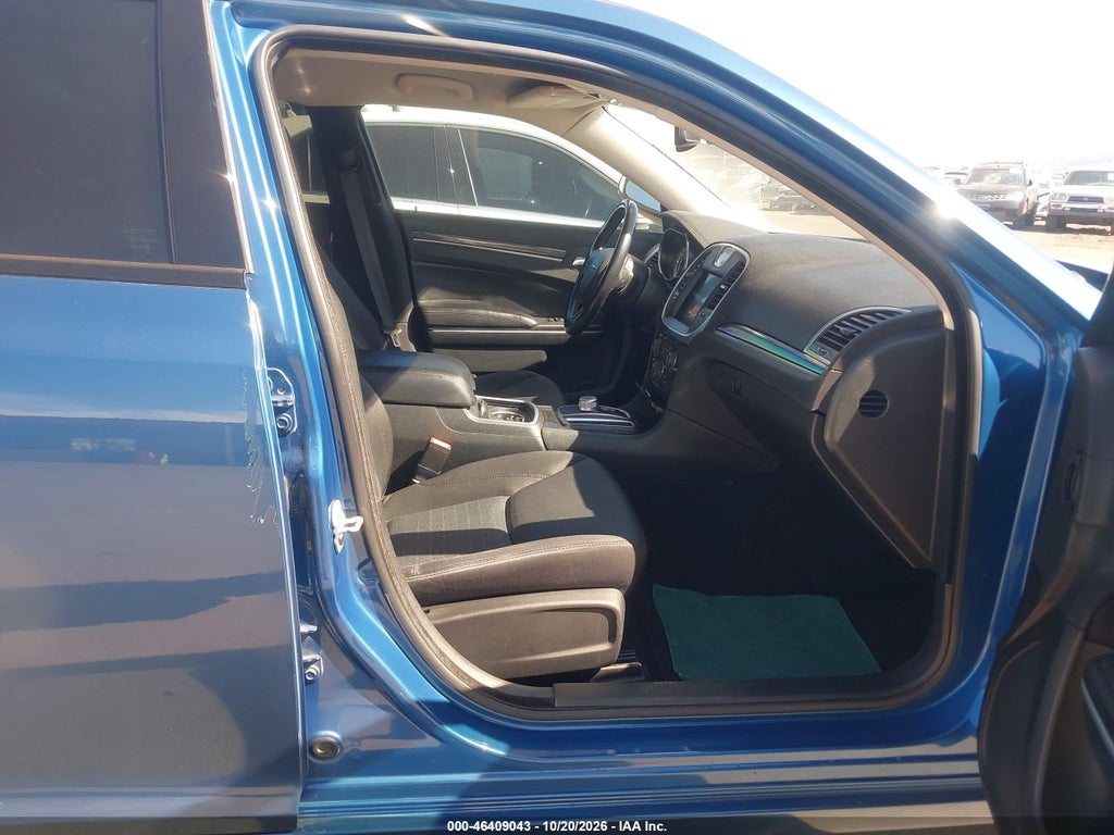 2021 Chrysler 300 Touring photo 5