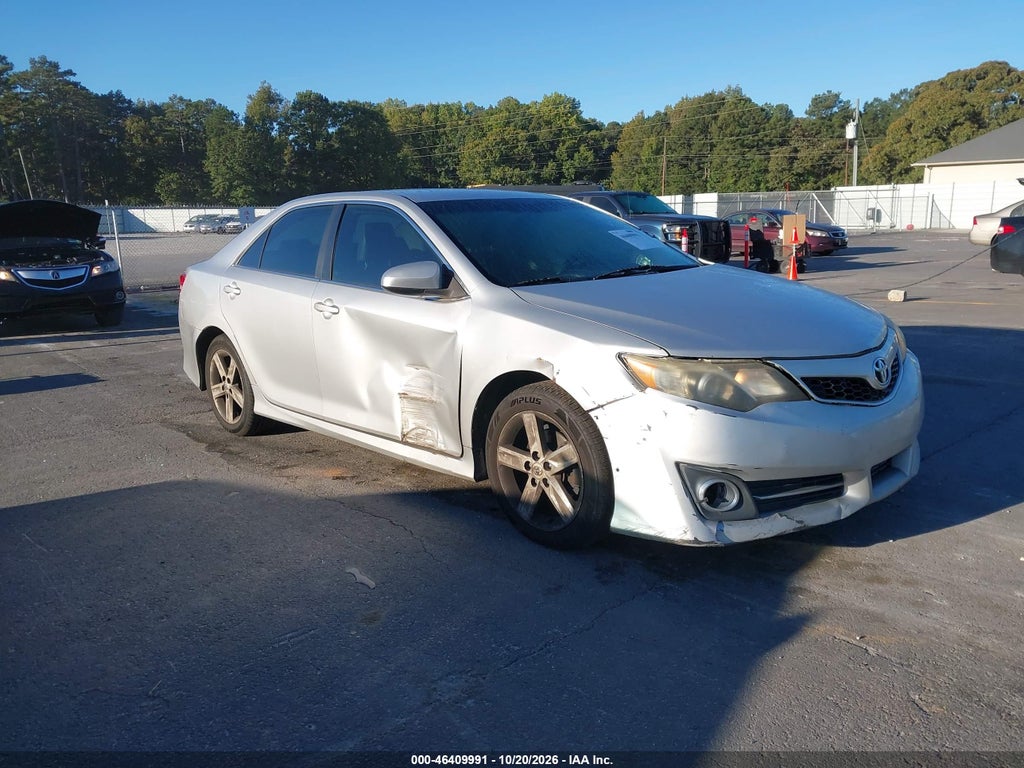 2014 Toyota Camry SE photo 1
