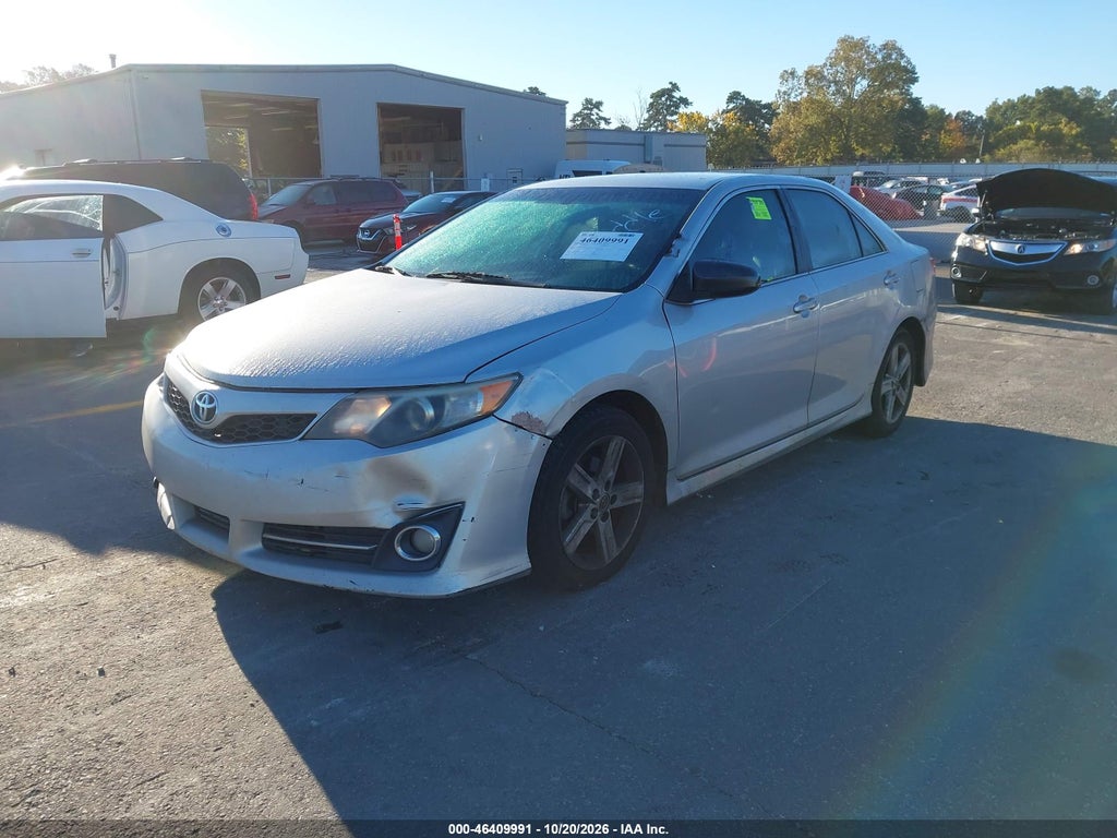 2014 Toyota Camry SE photo 2