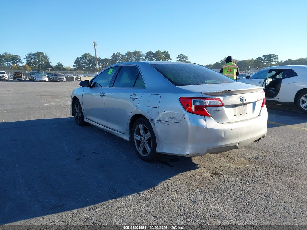 2014 Toyota Camry SE photo 3