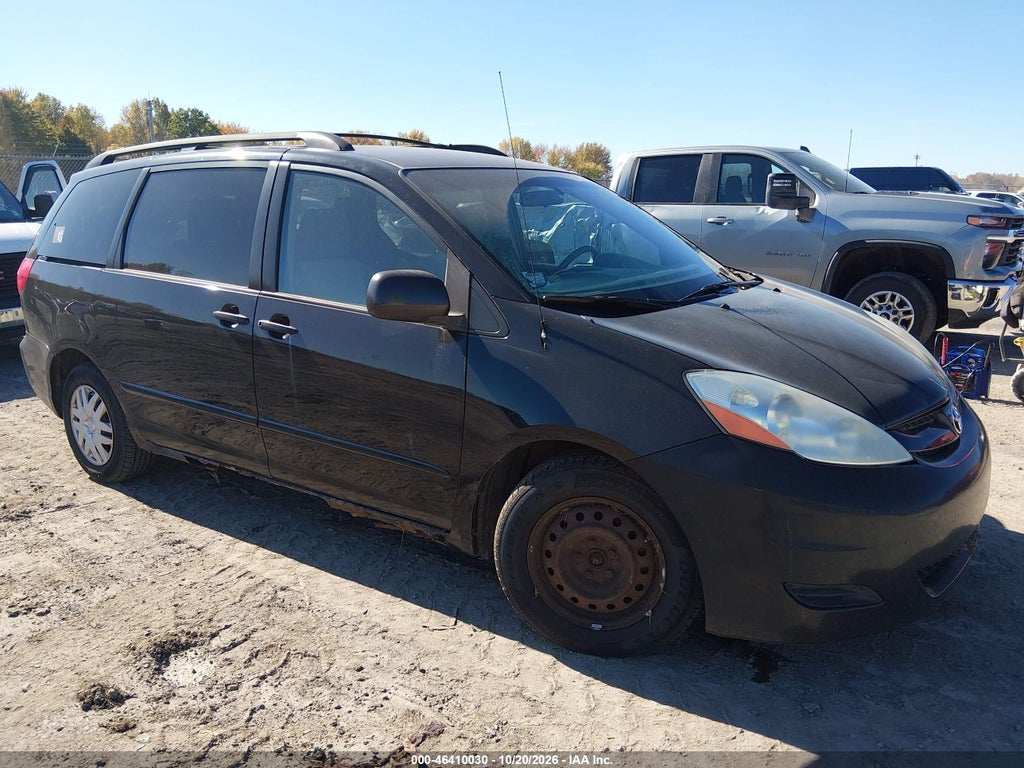 2009 Toyota Sienna LE photo 1