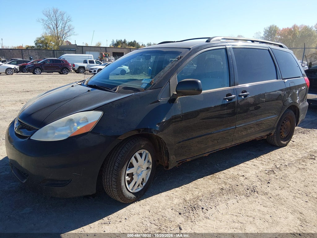 2009 Toyota Sienna LE photo 2