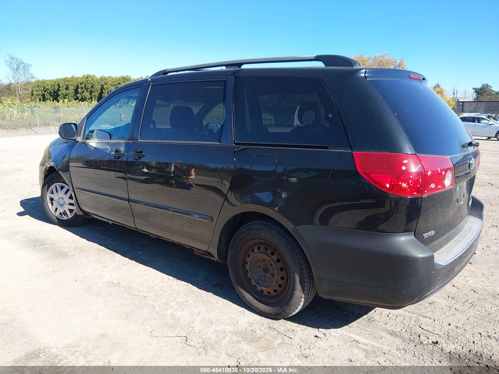 2009 Toyota Sienna LE photo 3