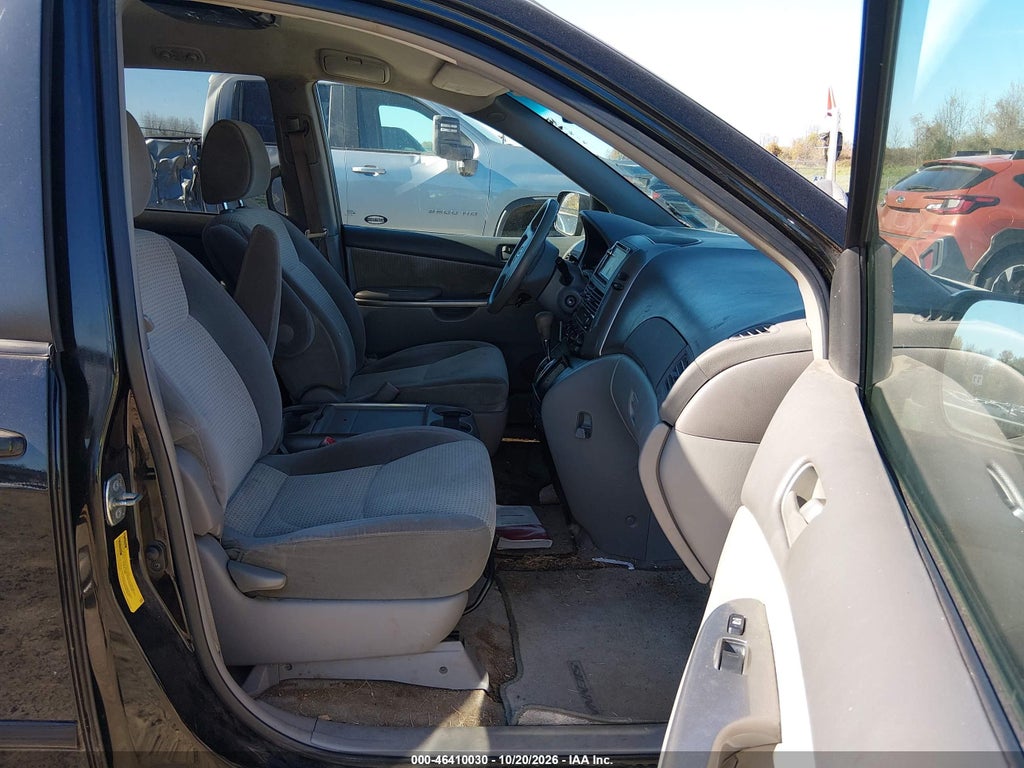 2009 Toyota Sienna LE photo 5