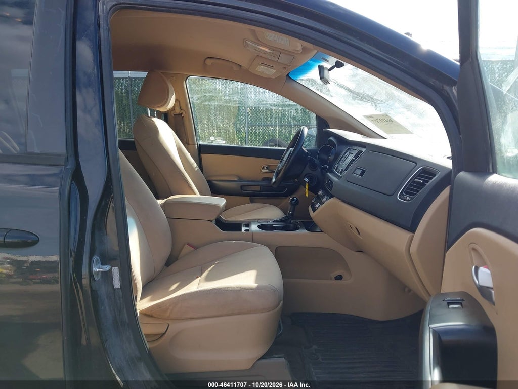 2016 Kia Sedona LX photo 5