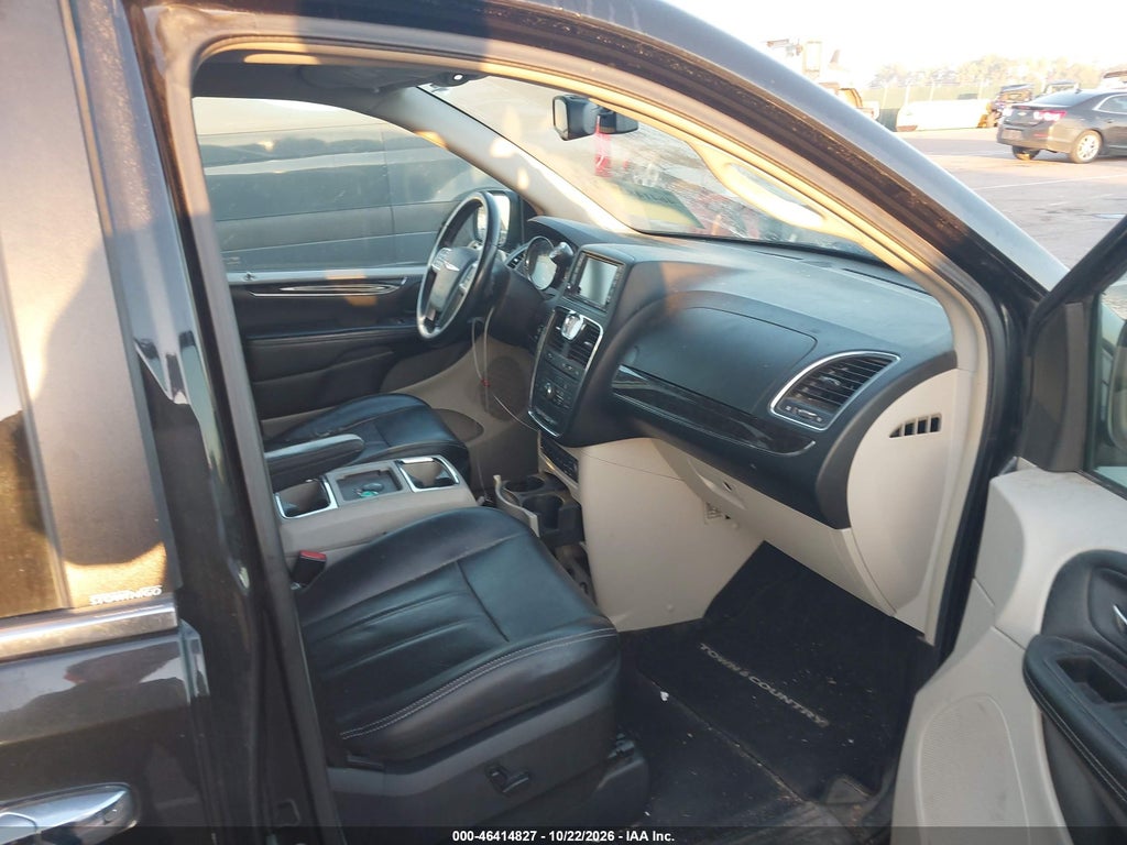 2011 Chrysler Town & Country Touring-L photo 5