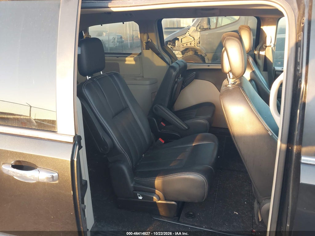 2011 Chrysler Town & Country Touring-L photo 8
