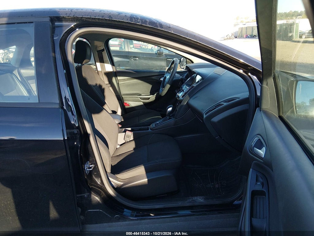 2017 Ford Focus SEL photo 5