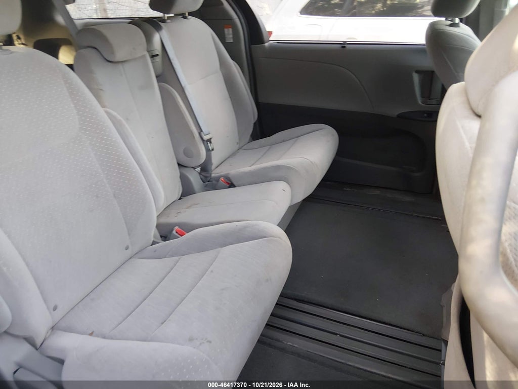 2017 Toyota Sienna LE 8 Passenger photo 8