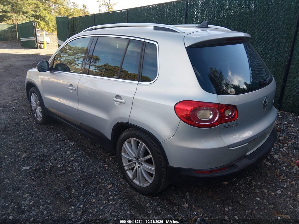 2011 Volkswagen Tiguan SEL photo 3