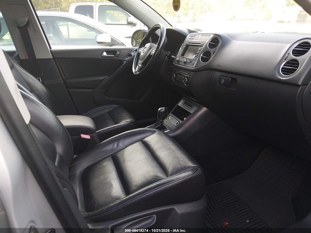 2011 Volkswagen Tiguan SEL photo 5