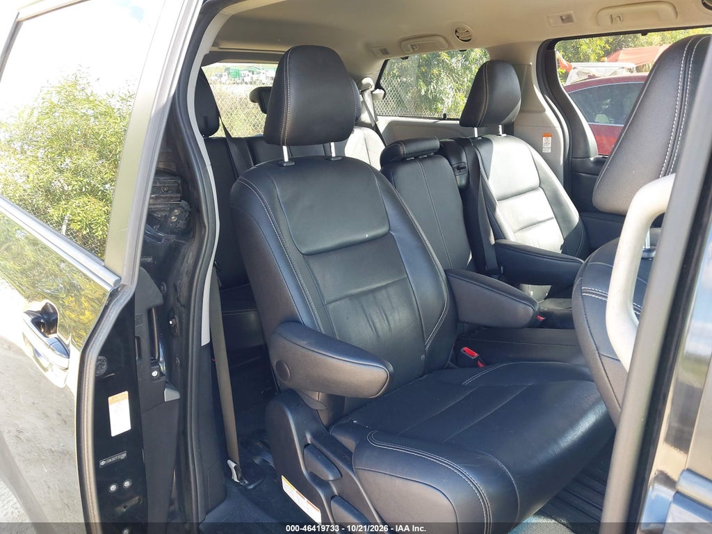 2015 Toyota Sienna SE 8 Passenger photo 8