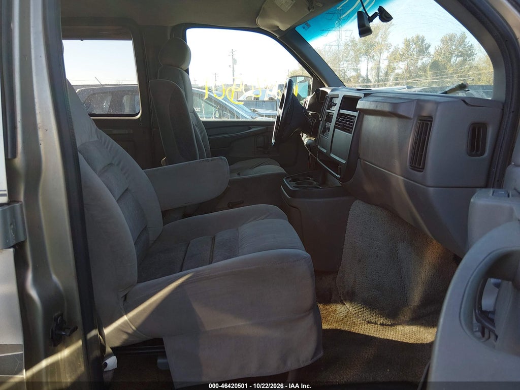 2003 GMC Savana Cutaway Standard/Standard W/C7L/C7N photo 5