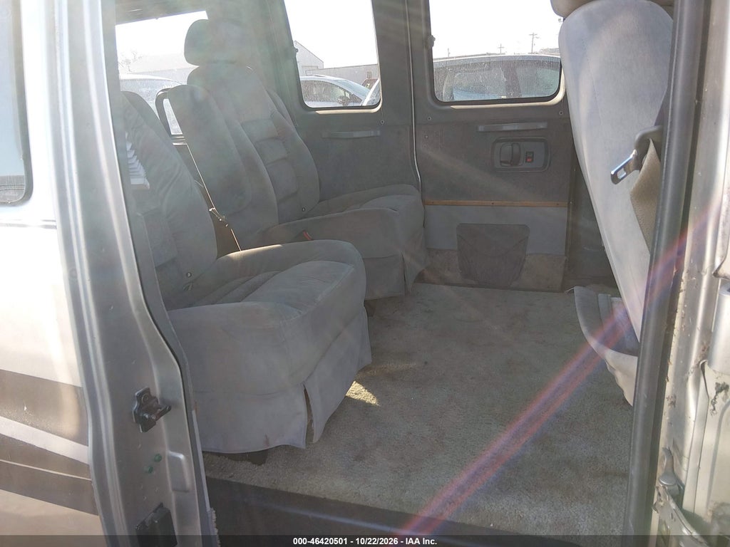 2003 GMC Savana Cutaway Standard/Standard W/C7L/C7N photo 8