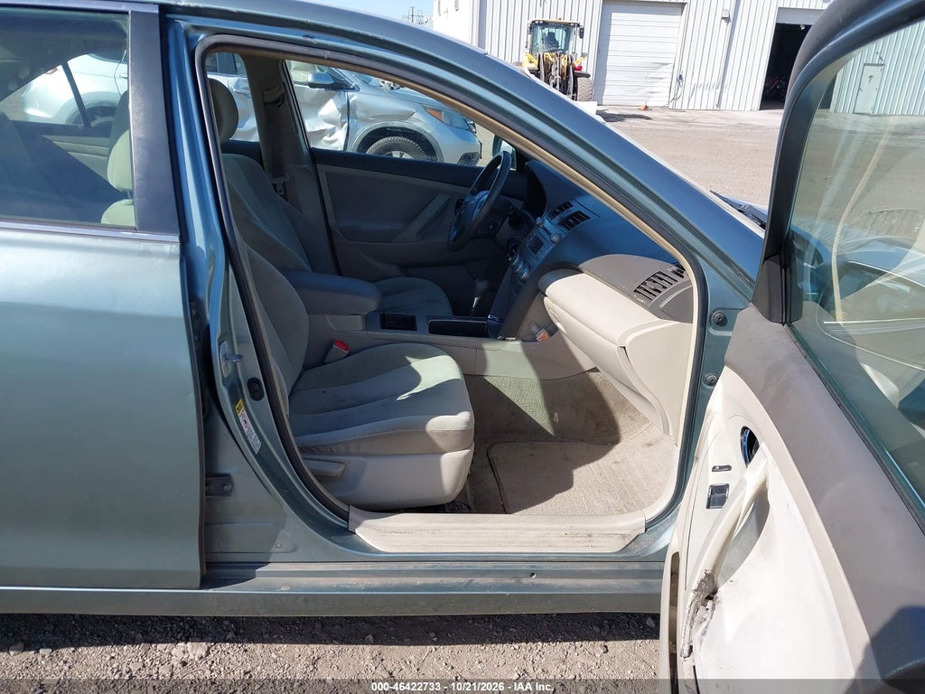 2009 Toyota Camry LE photo 5