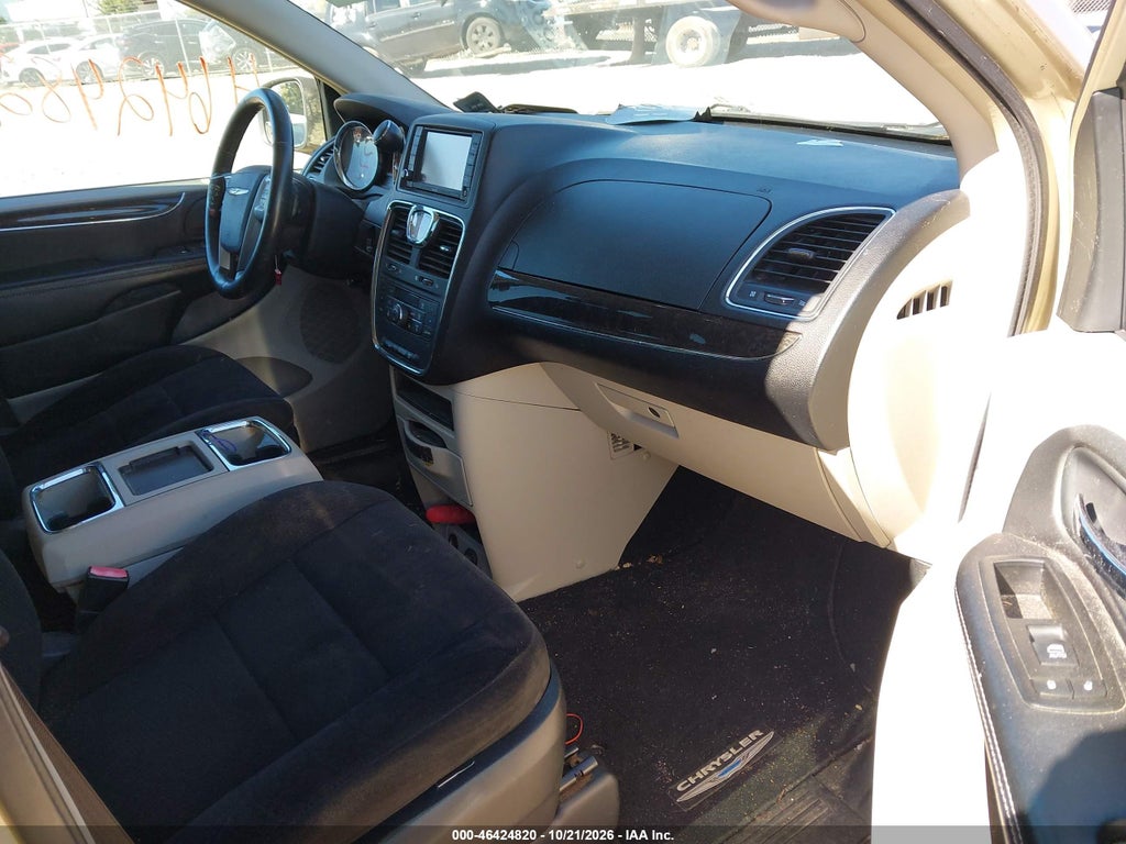 2012 Chrysler Town & Country Touring photo 5