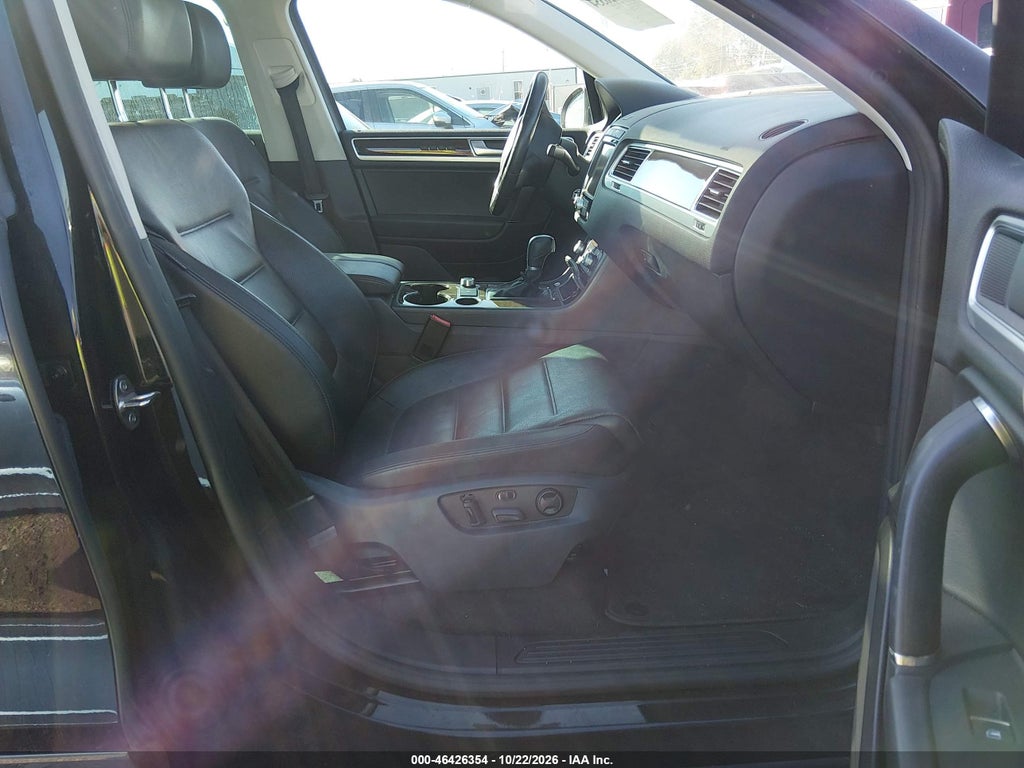 2016 Volkswagen Touareg VR6 LUX photo 5