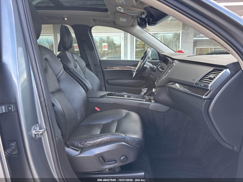 2019 Volvo XC90 T6 Momentum photo 5
