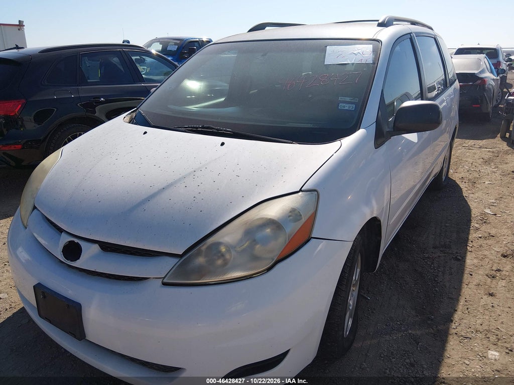 2009 Toyota Sienna LE photo 2