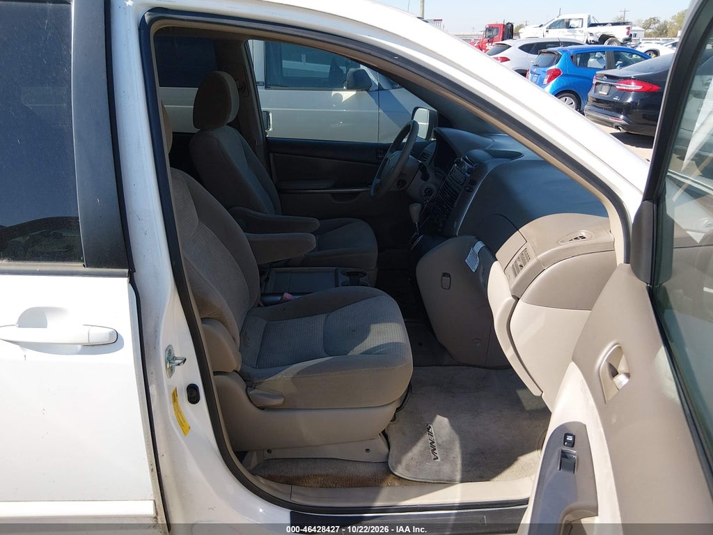 2009 Toyota Sienna LE photo 5