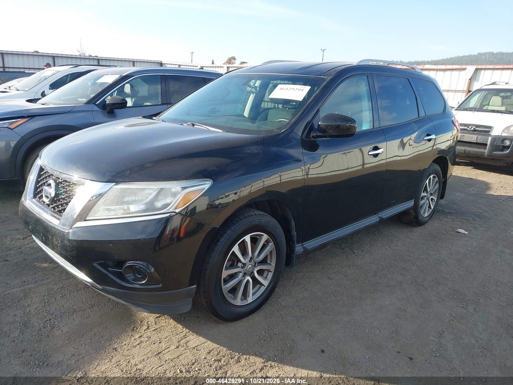 2013 Nissan Pathfinder S photo 2