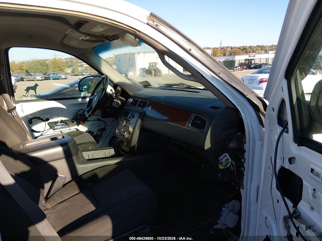 2010 Chevrolet Avalanche 1500 LS photo 5