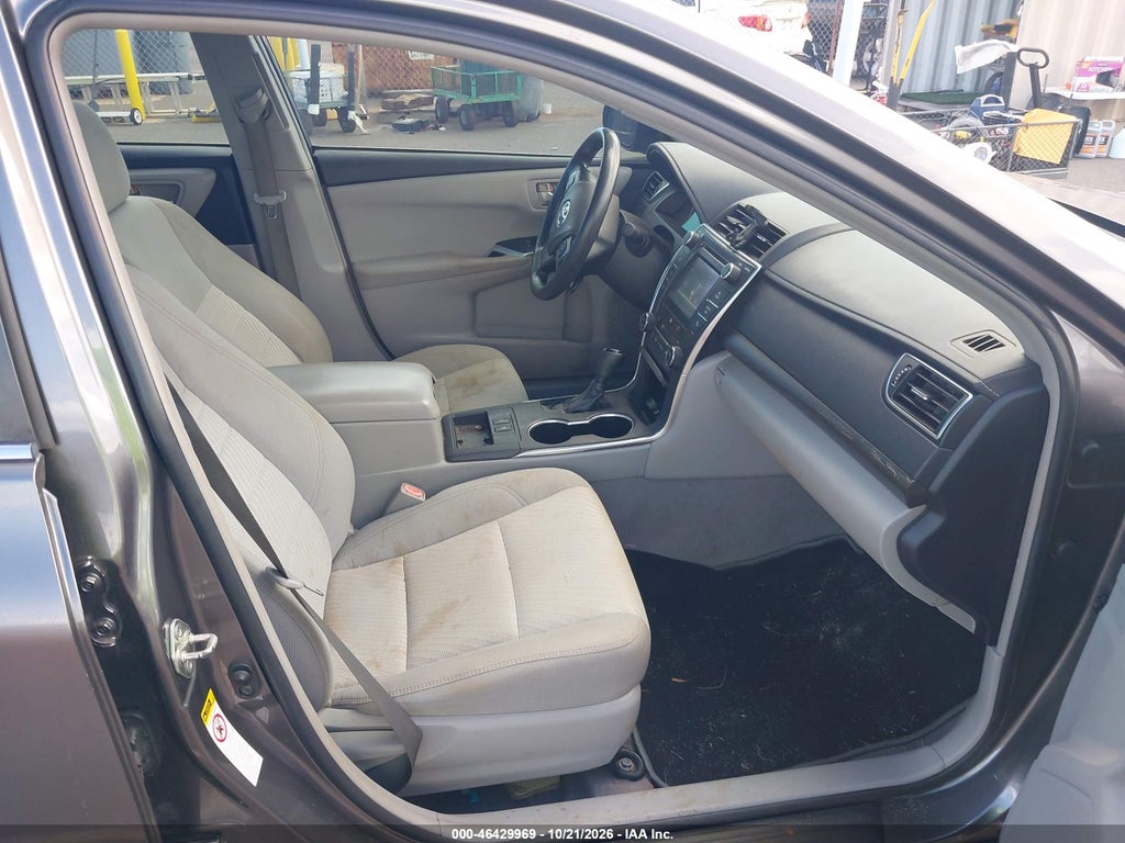 2015 Toyota Camry Hybrid LE photo 5
