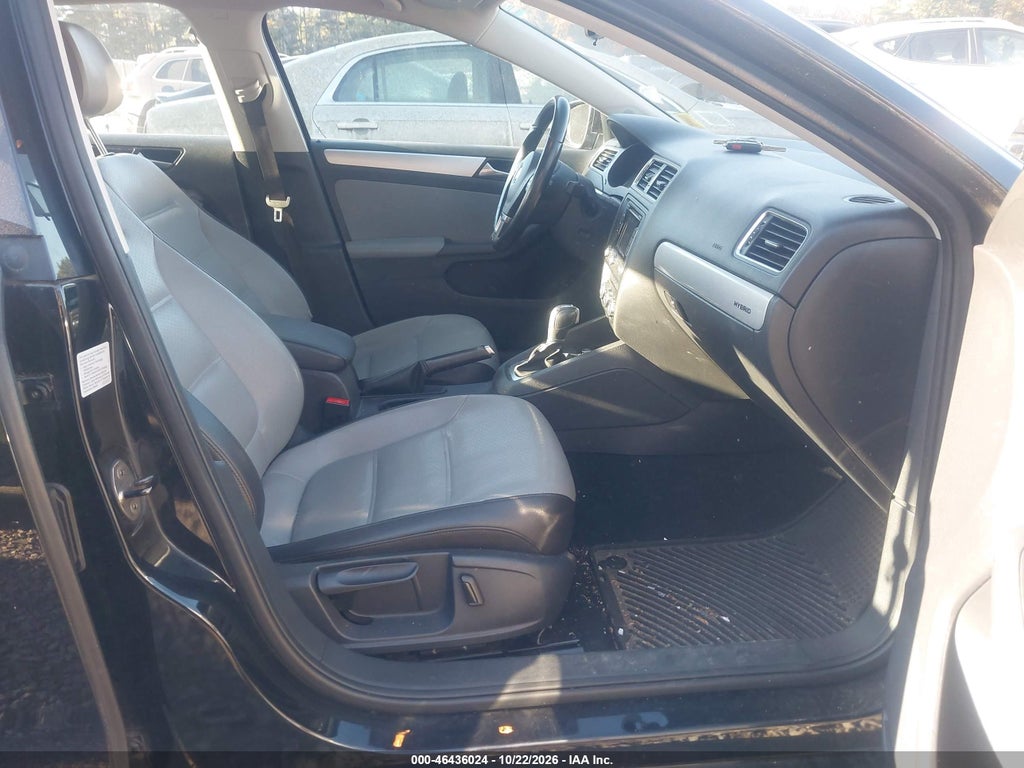 2014 Volkswagen Jetta Hybrid SEL photo 5