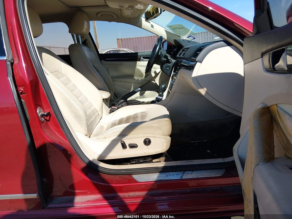 2015 Volkswagen Passat 3.6L V6 SEL Premium photo 5