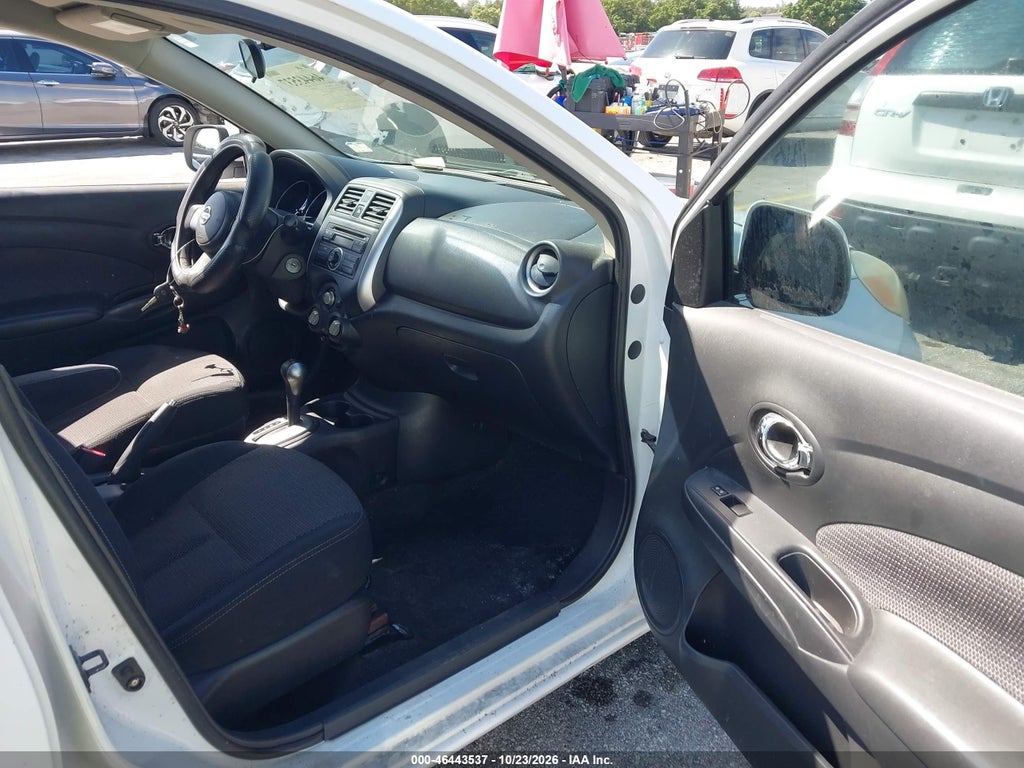 2014 Nissan Versa 1.6 SV photo 5
