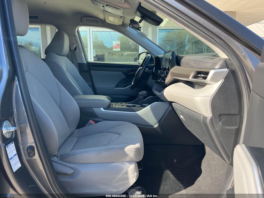 2020 Toyota Highlander LE photo 5