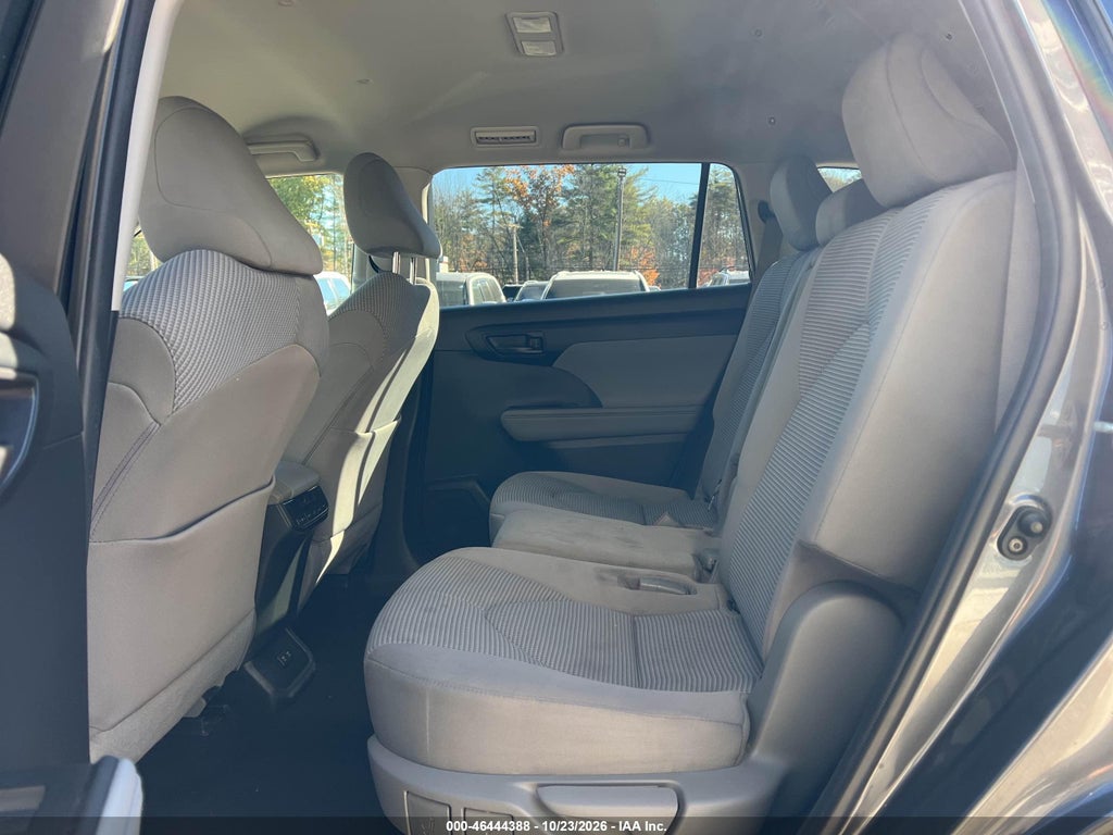 2020 Toyota Highlander LE photo 8
