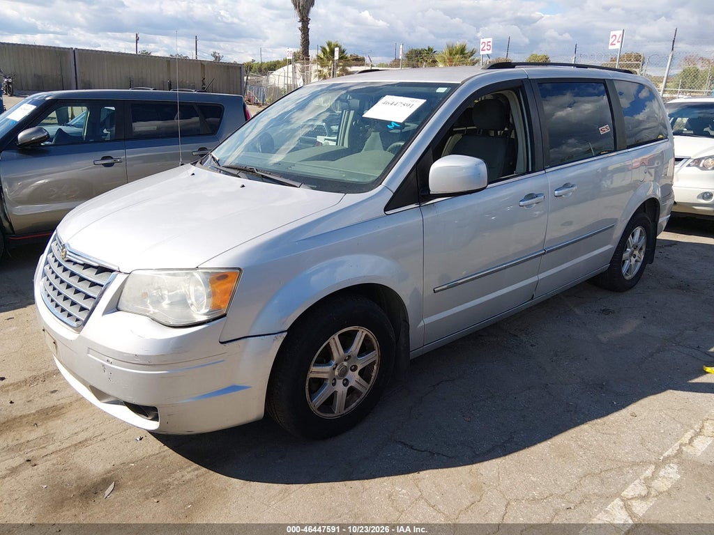 2009 Chrysler Town & Country Touring photo 2