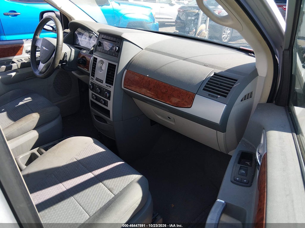 2009 Chrysler Town & Country Touring photo 5