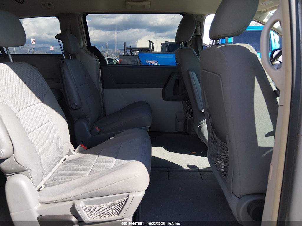 2009 Chrysler Town & Country Touring photo 8
