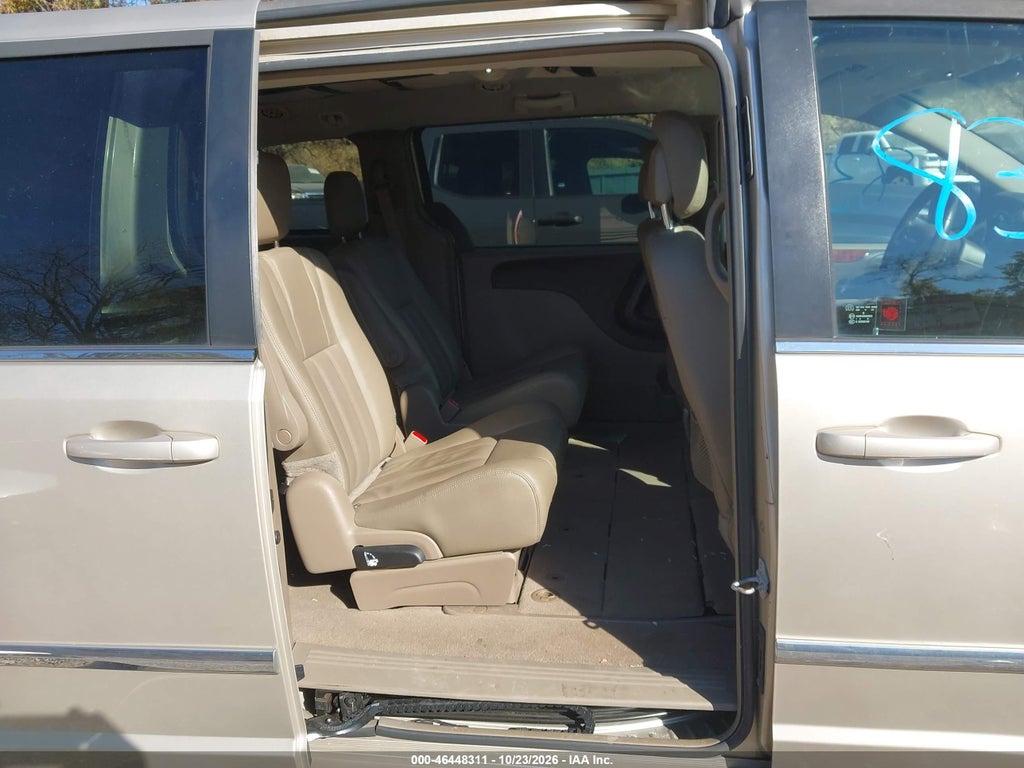 2016 Chrysler Town & Country Touring photo 8