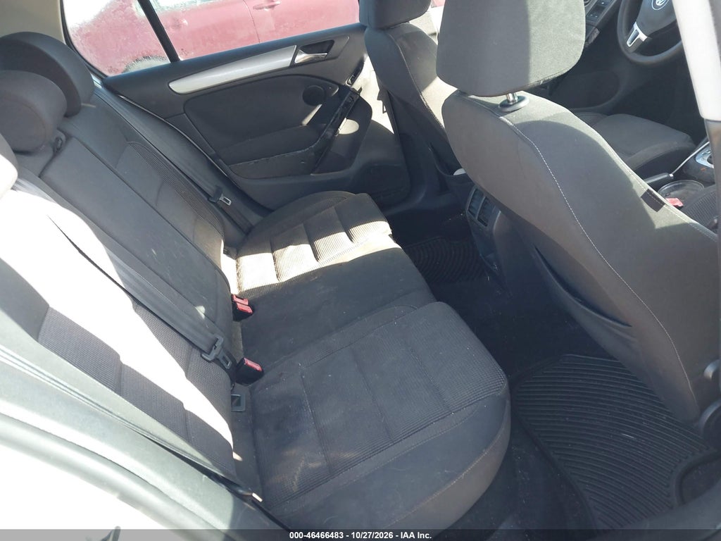 2011 Volkswagen Golf TDI 4-Door photo 8