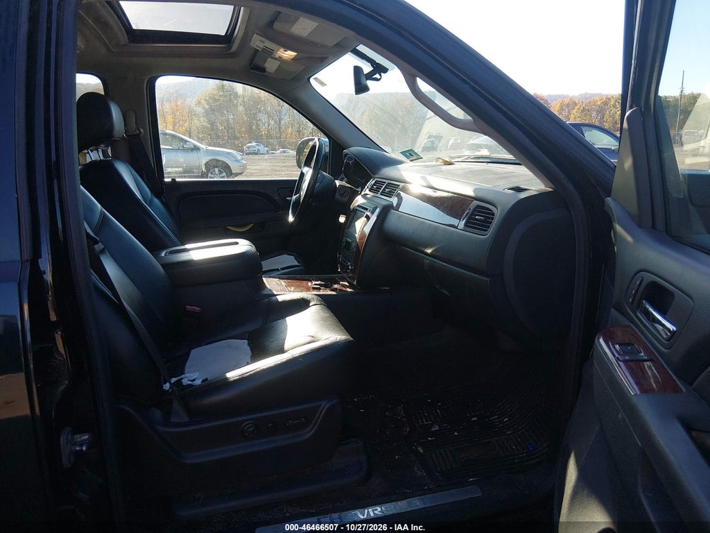 2014 Chevrolet Suburban 1500 LTZ photo 5