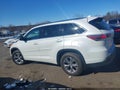 Photo 14 of 18 — 2015 Toyota Highlander