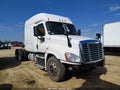 Photo 2 of 13 — 2019 Freightliner Cascadia 125
