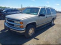 1999 Chevrolet Suburban — photo 2 of 16 | VIN 3GNFK16R1XG102873