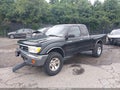2000 Toyota Tacoma — photo 2 of 11 | VIN 5TEWM72N7YZ688204