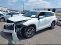 2022 Toyota Highlander — photo 2 of 17 | VIN 5TDGZRBH7NS221160