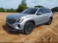 2024 Volkswagen Atlas — photo 2 of 17 | VIN 1V2JR2CA3RC523985