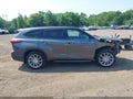 Photo 13 of 17 — 2022 Toyota Highlander