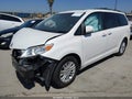 2017 Toyota Sienna — photo 2 of 17 | VIN 5TDYZ3DC3HS863169